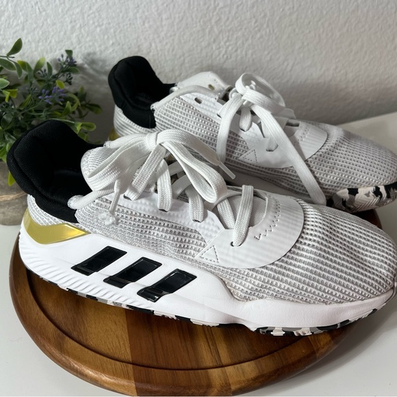 8.5 Adidas Pro Bounce 2019 Low White Black Gold Basketball Shoes EF0472 Mens - Picture 1 of 14